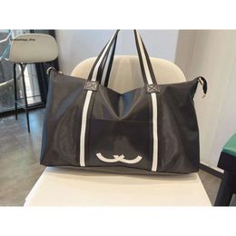 Bolso de viaje de diseñador para mujer Xiaoxiangfeng Nuevo bolso de viaje de mano Moda de gran capacidad Fitns de corta distancia Paquete deportivo Outsourcing