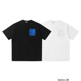 Designer Version correcte de LO Yiwei 2024 début du printemps poitrine fausse poche brodée couple homme et femme T-shirt à manches courtes 7KHZ