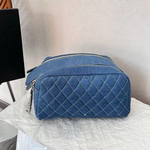 Sacs à cosmétiques de styliste, étuis en cuir de luxe en Denim bleu 24C, sac de toilette de voyage classique pour femmes de haute qualité