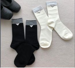 Chaussettes en coton de créateur, bas de bonneterie pour femmes, nouvelles chaussettes triangulaires pour dames, cadeaux de bonne qualité, couleur noire, livraison gratuite