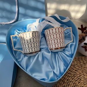 Pareja de diseñadores Mark Pairs Taza Taza de porcelana de hueso Taza de cerámica creativa Taza de agua Taza de café Caja de regalo en forma de corazón azul para regalo del día de San Valentín