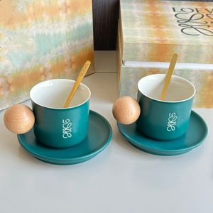 Taza de pareja de diseño Taza de porcelana de hueso verde Logotipo clásico Taza de cerámica creativa 2 tazas 2 cucharas 2 juego de bandejas Mango circular de madera Taza de café Caja de regalo del día de San Valentín