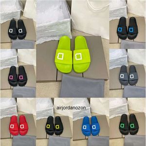 Diseñador Parejas Zapatillas de goma Luces nocturnas Letras Sandalias antideslizantes Hombres Mujeres París Fondo plano Relieve Zapato de baño Zapatilla de playa de verano