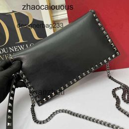 Bolso de cuero de vaca de diseñador Bolsos Crossbody Lujo Clásico Damas Valantinos Mujeres Playa Nuevos bolsos Remachados Metal Moda Bolso de cuero de gran capacidad EM36