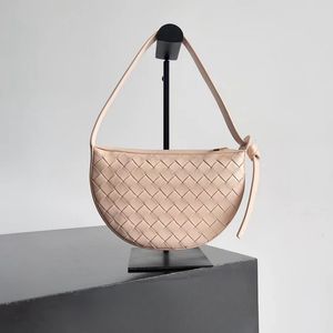 Sac en croissant tissé de chariot de vache de créateur avec des éléments de tissage et nœud classiques larges bandoulines tissées avec sac à bandoulière simples et simple