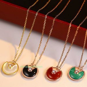 Ontwerper Craitrie Nacklace 18K Gold vergulde amulet ketting voor vrouwen ingelegd met wit fritillaria rode en zwarte agaat cirkelvormige sleutelbeen chai