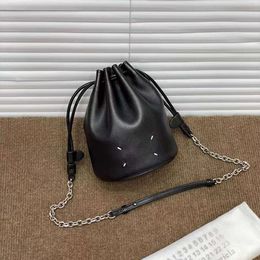 Diseñador Crossbody Bag Selección estricta MM6 Diseño de nicho de moda Bolsa de cubo de cuero de cuero de moda