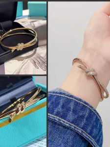 Bracelet de noeud de foule de concepteur pour les femmes Bracelet de noeud libre de diamant de croix d'or Rose de luxe léger de foule 18k pour les femmes