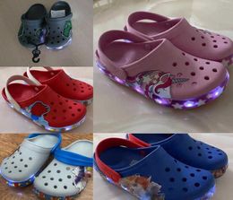 Diseñador CRSC Infantil Slipper Slide Big Baby Sandals Summer Slippers Solid Sandal Sandal Luces LED LED GIRLES 3949618