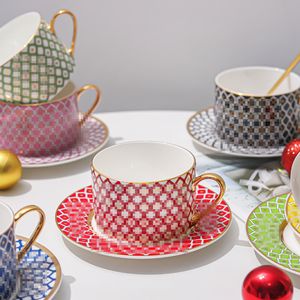 Topes de diseñador y platillo estrellas coloridas China de huesos Coffee Coffee Coffee Coffee Coffee Tup and Saucer Set Hotels Restaurant Tea de té de la tarde al por mayor