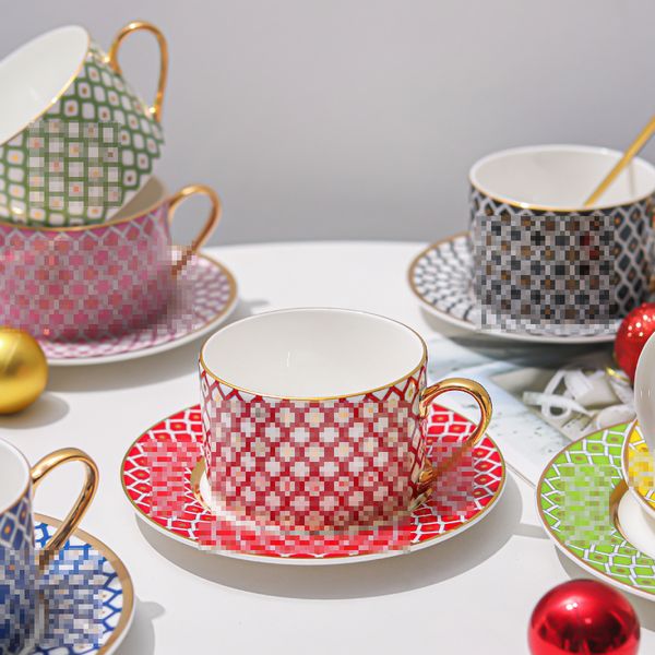 Topes de diseñador y platillo estrellas coloridas China de huesos Coffee Coffee Coffee Coffee Coffee Tup and Saucer Set Hotels Restaurant Tea de té de la tarde al por mayor