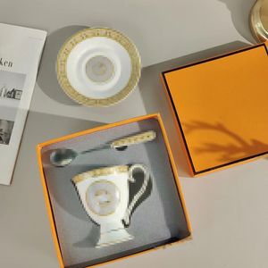 Designerbekers en schotels ingesteld 2024 Nieuwe westerse keramische koffiekopje Saucer High Tea Cups met keramische lepel 150 ml