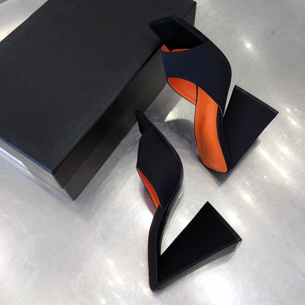 Designer-personnalisé en forme de triangle talon logo imprimé pantoufles sandales détails en place cuir bovin laque satin parchemin pied pad importation