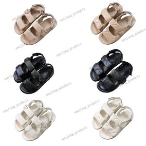 Designer Dad Sandalen Women opa Sandaal Triangle Beach Slippers Magic Tape Banden gewatteerde platte dames glijbanen indoor buitenglaasjes slippers platform damesschoenen