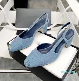 Diseñador -Denim Slingback Sandalias gruesas Suela de cuero Tacones de bloque gruesos Pisos Punta redonda Vestido de mujer Zapatos de noche Sandalia de oficina Calzado de fábrica