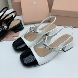 Chaussures contrastées en cuir verni perlé pour femmes conçues par des créateurs pour