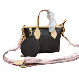 Le créateur conçoit un sac à main de luxe pour femme avec un sac à bandoulière, associé à un petit sac, un style vintage et un grand style floral