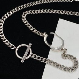 Le créateur conçoit un collier minimaliste qui respire le charme et la grandeur féminins. Coffret cadeau haut de gamme et grandiose pour la Saint-Valentin et Noël