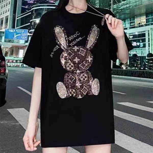 El diseñador diseña la camiseta corta del conejo de la industria pesada de la tendencia de la moda