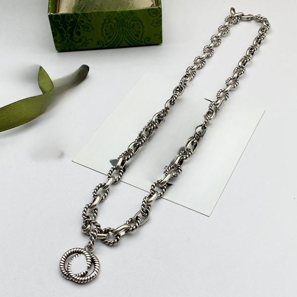 Designer conçoit un pendentif pour collier pour femmes à la mode et personnalisé, associé à des cadeaux de boîte cadeau de pendentif de pendentif minimaliste