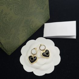 Designer ontwerpt minimalistische oorbellen die vrouwen aanspreken en stijlvol, high-end en sfeervol zijn. Valentijnsdag geschenkdoos