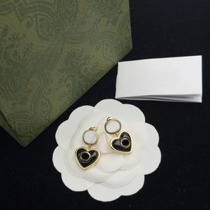 El diseñador diseña aretes minimalistas que atraen a las mujeres y son elegantes, de alta gama y atmosféricos. Caja de regalo de San Valentín