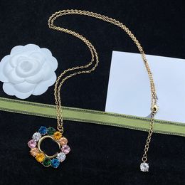 Le créateur conçoit des colliers minimalistes, des colliers de charme et de grandeur pour femmes, des cadeaux haut de gamme et grandioses pour la Saint-Valentin.
