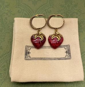 Designer Designs Aretes de oro con diamantes en forma de candado, estilo vintage, con doble letra, fresas, adecuados para regalos de boda y compromiso para niñas