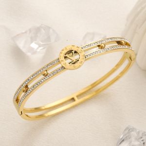 Designer Diamond Letter Bangle Haute Qualité Femmes Amour Cadeau Bijoux 925 Argent En Acier Inoxydable Designer Bangle Designer Classique Logo Manchette Bracelet pour Femmes