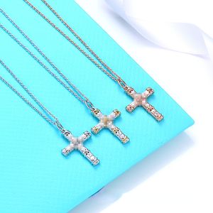 Colliers de diamant de créateurs Collier croix Femmes European et Américain Collier interdrillé en forme de X Pendre