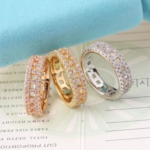 Designer Bague en diamant Bagues en argent de femmes homme forme bijoux de mode bijoux polyvalents cadeau de mariage amoureux anniversaire beau cadeau331e