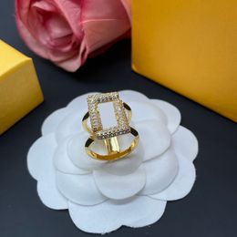 Bagues en diamant de créateur pour femmes Designers de luxe Bague de mariage en or Mode Charme Boucles d'oreilles en perles Bijoux de luxe