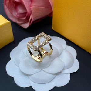 Anillos de diamantes de diseñador para mujeres Diseñadores Anillo de bodas de oro Pendientes de perlas con dijes de moda Joyas