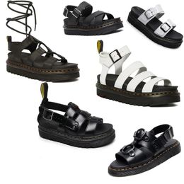 Designer Doc Marteens Sandalen Luxe vrouwelijke mannen Slides Sliders Triple Black Wit Patent Leather Slide Mens Dames Buitenschoenen Dr. Martens Sandaal