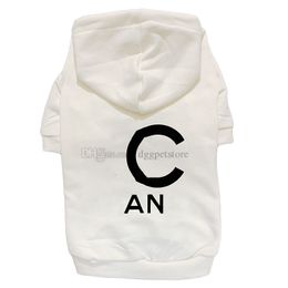 Vêtements de marque pour chiens de marque Vêtements pour chiens Sweats à capuche en coton pour chiens avec lettres classiques imprimées Manteaux pour chiens par temps froid Sweat-shirt pour animaux de compagnie doux et chaud pour petit chien chat S A830