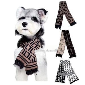 Diseñador de ropa para perros Marca Ropa para perros Perros Bufanda de punto con patrón de letras clásicas Pañuelo cálido Vacaciones de invierno Accesorios para mascotas Bufandas para gatos para perrito pequeño A483