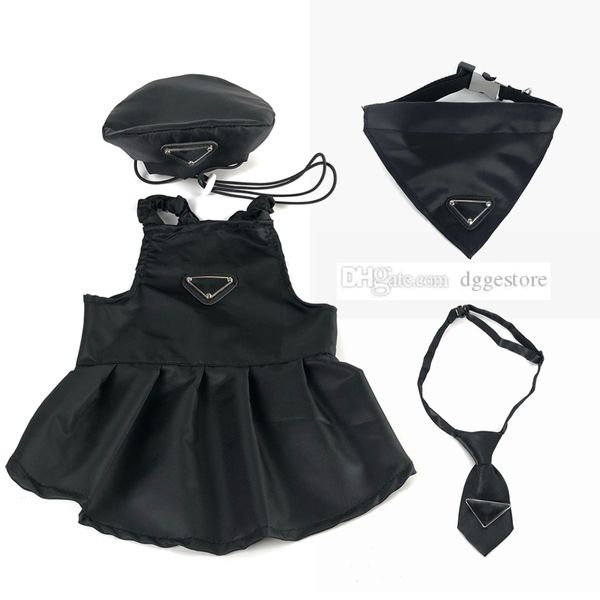 Vêtements pour chiens de créateurs Vêtements pour chiens d'été Robes pour animaux de compagnie Chapeaux avec plaque métallique triangulaire inversée Doux et chaud Hiver Chiens Gilet et cravate Animaux Bandana Set Noir S