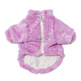 Vêtements pour chiens de marque Vêtements pour chiens avec motif de lettre classique Manteaux pour chiens en fausse fourrure moelleuse Vestes chaudes et douces pour animaux de compagnie Vestes d'hiver pour chats pour chiens de petite et moyenne taille XXL A852