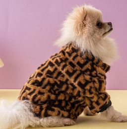 Marques de vêtements pour chiens de créateurs Vêtements pour chiens Pull à revers en fourrure épaisse avec motif de lettre classique Cardigan pour animaux de compagnie Sweat-shirts pour petit chien et chat Veste d'hiver chaude