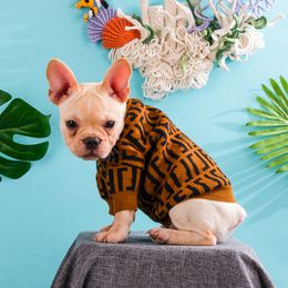 Marcas de ropa para perros de diseñador Apopelada de perros con un patrón de letra clásica de jacquard suéter de mascotas cálidas para pequeños perros medianos gatos suéteres de invierno