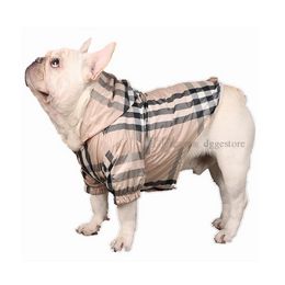 Vêtements pour chiens de créateur Motif à carreaux classique Vêtements pour chiens Imperméable léger Coupe-vent Veste à capuche pour bullodg français Carlin Boston Terrier Manteau d'extérieur A169