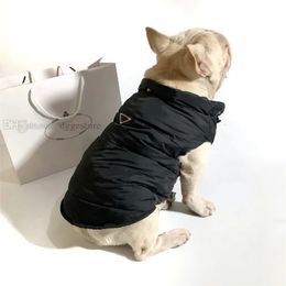 Ropa para perros de diseño Ropa para perros para clima frío Cachorro a prueba de viento Chaqueta negra de invierno Abrigo para mascotas Chaleco cálido para mascotas con sombreros para perros unisex