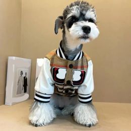 Ropa de perro de diseñador con patrón a cuadros clásico Autumn Invierno ropa de perro chaqueta de béisbol caliente accesorios para perros para perros para perros pequeños schnauzer poodle a919