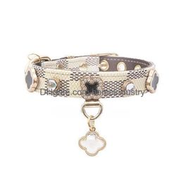 Colliers de chien de concepteur Laisses Set doux réglable classique imprimé collier en cuir à carreaux avec des charmes de fleurs pour petits chiens Chihuahua Dhgsi