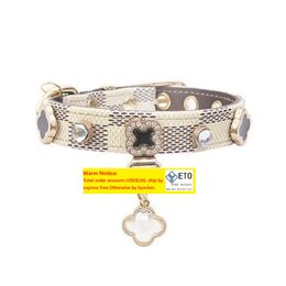 Colliers de chien de concepteur Laisses Ensemble Collier pour animaux de compagnie en cuir à carreaux imprimé classique doux et réglable avec breloques de fleurs pour petits chiens Chihuahua ZZ