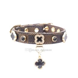 Collares de diseño de diseñadores Conjunto de correas de correa de cuero a cuadros estampado de ajuste suave suave con amuleto de flores blancos/marrones para perros pequeños chihuahua caniche s b197