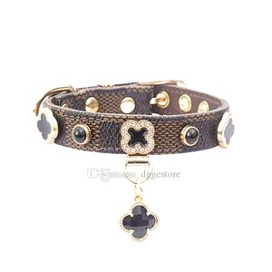 Colliers de chiens de créateurs Leshes Soft Adjudable Adjustable Classic Printed Leather Collier de compagnie avec des charmes de fleurs blancs / bruns pour les petits chiens Chihuahua Poodle S B197