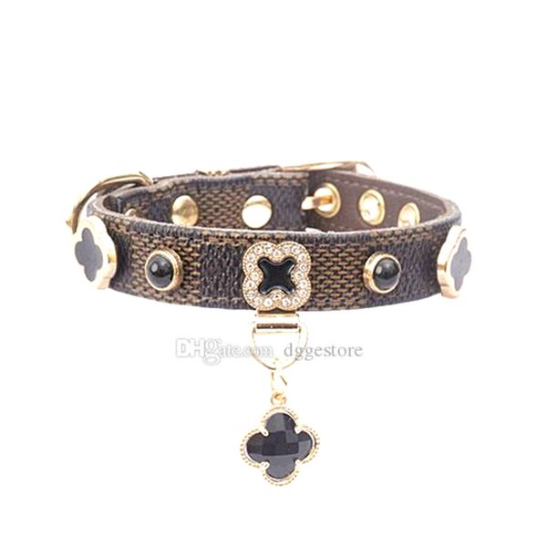 Colliers pour chiens de créateur Laisses Ensemble Collier pour animaux de compagnie en cuir à carreaux imprimé classique doux réglable avec breloques de fleurs blanches/marron pour petits chiens Chihuahua Caniche S B197