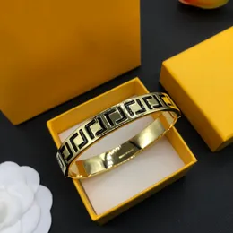 Designer Or Bracelet Amour Bracelets Bijoux De Mode Luxurys Designers Lettre Pendentif Fleur Bracelet Pour Les Femmes De Mariage 2303189Z