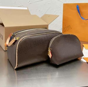Diseñador Dopp Kit Bolsa de aseo Bolso de embrague Paris Luxurys Marca Monogramas Lona Impreso Mujeres y hombres Cremallera doble 2 juegos Bolsas de lavado cosmético de cuero Alto